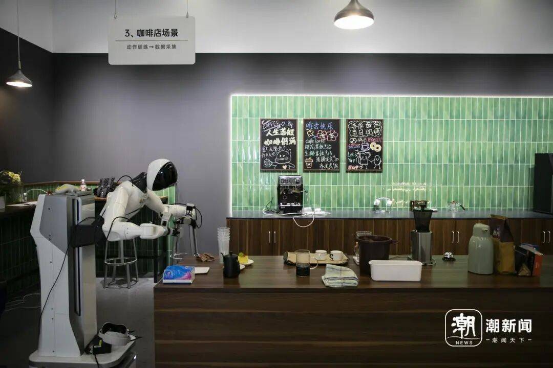 机器人创新中心:手把手教它“学做人”麻将胡了电子游戏探秘全国最大规模人形(图5) 机器人创新中心:手把手教它“学做人”麻将胡了电子游戏探秘全国最大规模人形(图5)